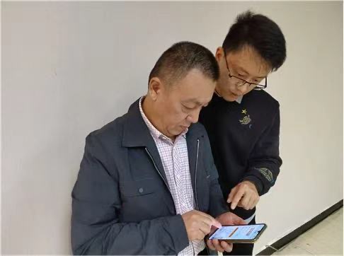 黄太平指导零售客户线上订货。内江市烟草专卖局东兴区局（分公司）供图