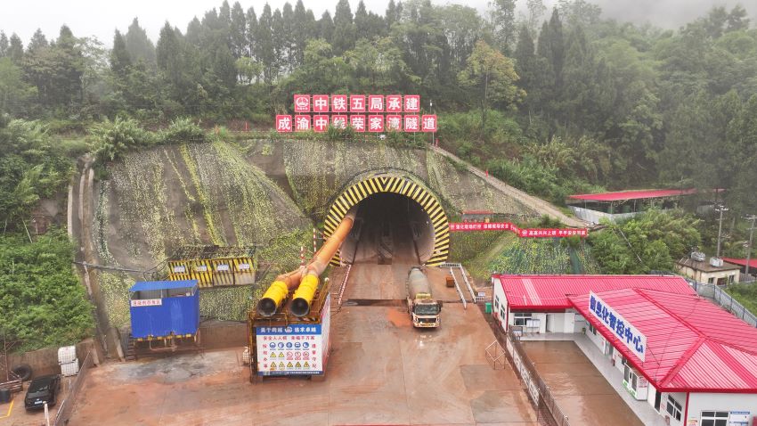 成渝中线高铁荣家湾隧道内部。贺云摄