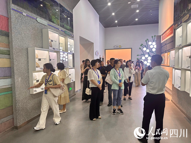 嘉賓參觀光霧山-諾水河世界地質公園博物館。王雨欣攝