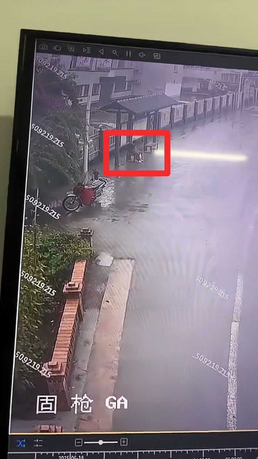 6月18日20时，重庆大足区高坪镇派出所调取监控画面显示袁某利所在位置。受访人供图