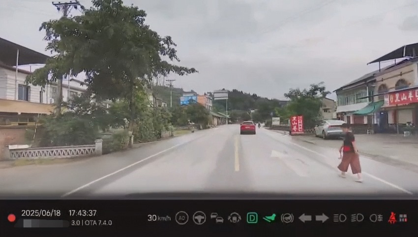 6月18日23时，袁某玲收到热心司机调取的行车记录仪显示画面。受访人供图