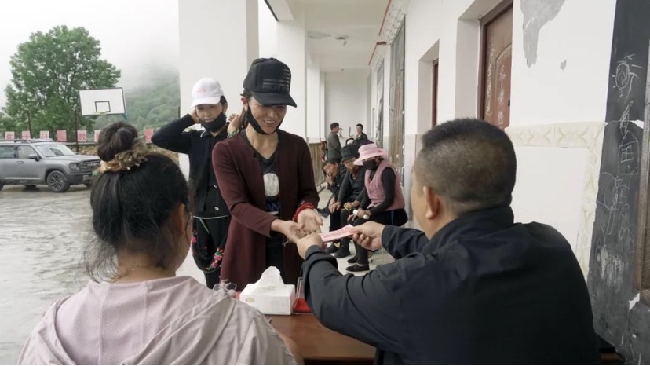 工资发放现场。杨洪川摄