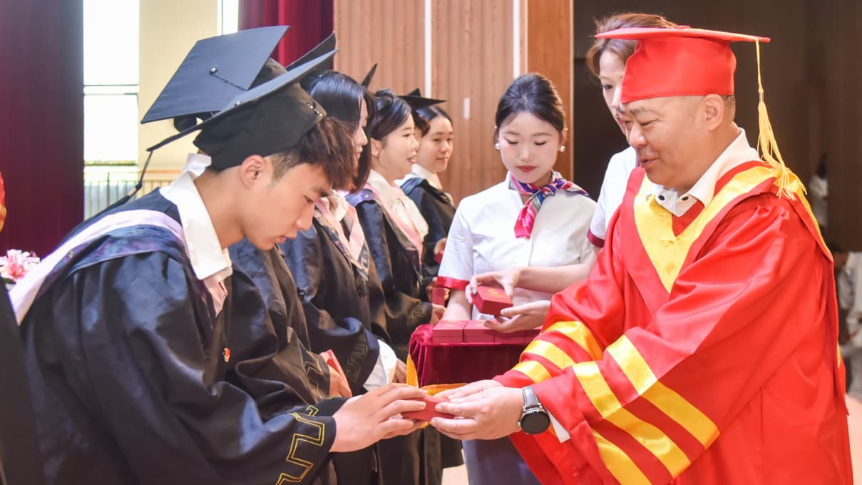 畢業生接過釘子禮盒。四川科技職業學院供圖