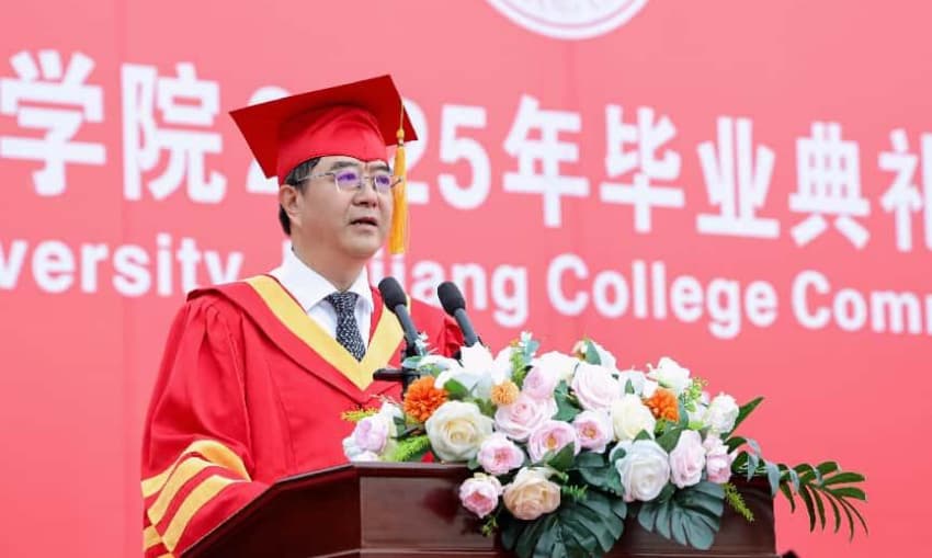 校長李旭鋒講話。彭勇攝