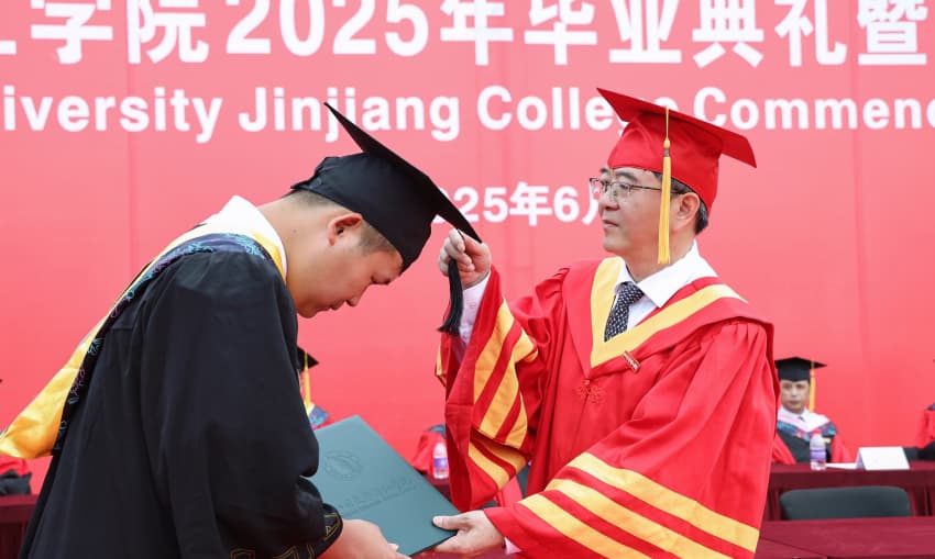 李旭鋒校長發學位証書、撥流蘇。彭勇攝