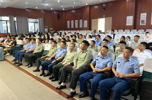 聆聽家鄉抗戰歷史。自貢市退役軍人事務局供圖