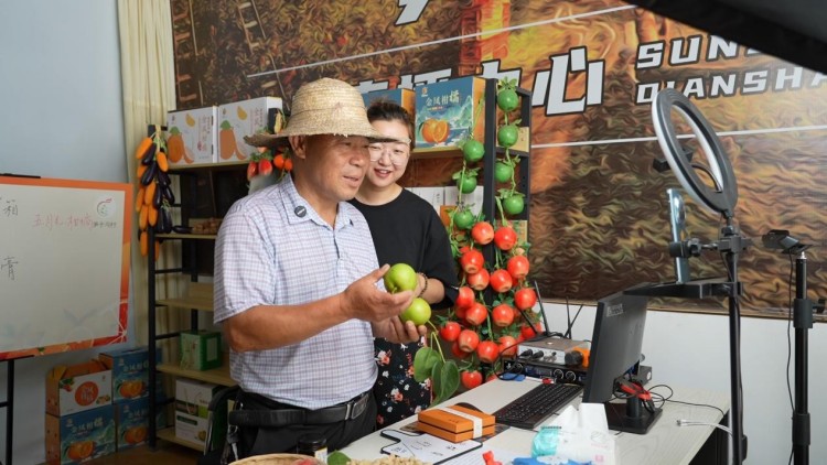 果農正在直播賣翠冠梨。蒼溪縣融媒體中心供圖