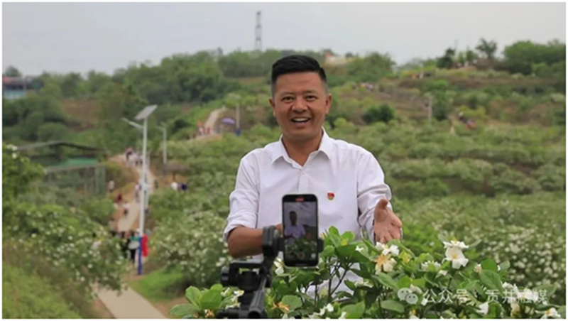 胡永正在拍摄短视频。自贡市退役军人服务中心供图