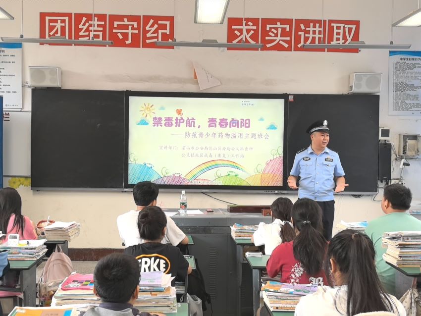 民警向同学们讲解禁毒知识。公义镇政府供图