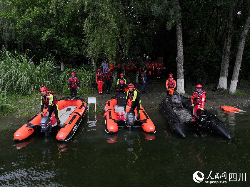6月25日，四川省森林消防總隊特勤大隊一中隊消防員在東湖公園河畔開展防汛應急救援實戰演練。程雪力攝