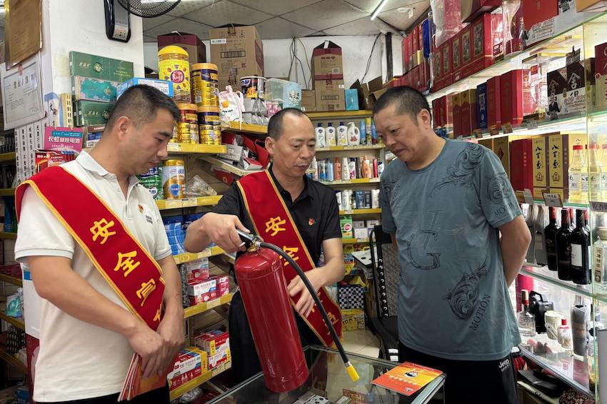 “安全宣传志愿队”指导零售户使用灭火器。杨千依供图