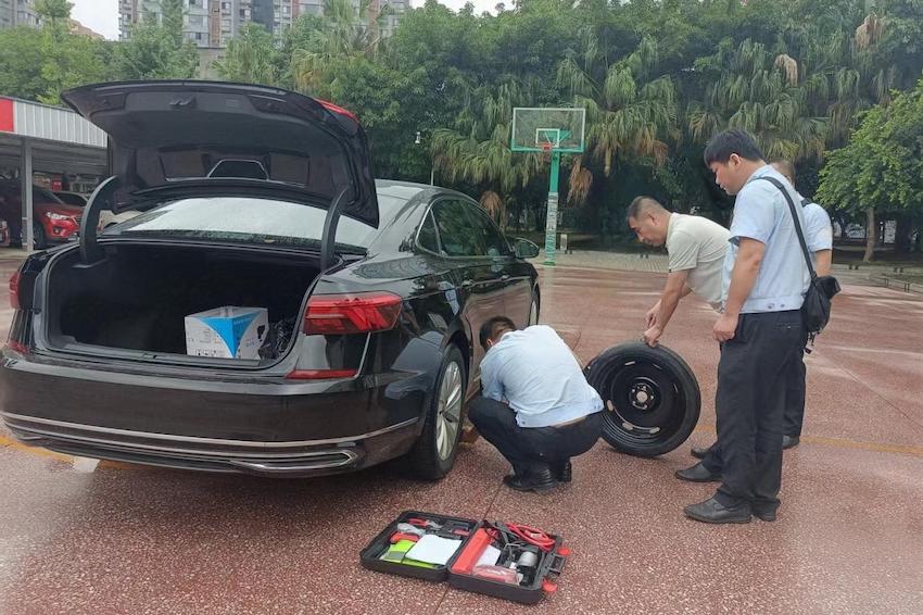 专卖执法车辆爆胎应急处置演练现场。陈平供图