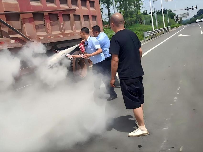 執法途中救助起火貨車。王銳供圖