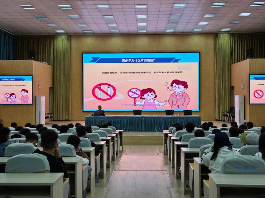 志愿者进校园开展普法宣传。何亚卓供图