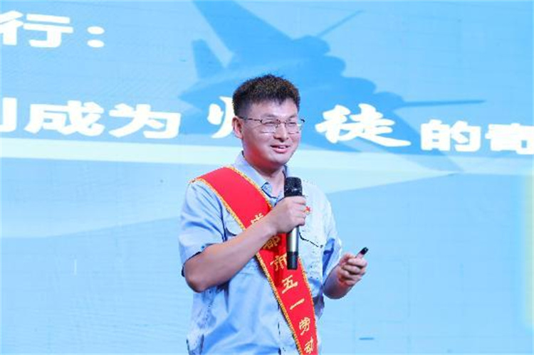 王晨講述自己的成長勵志故事。青蘇職中供圖
