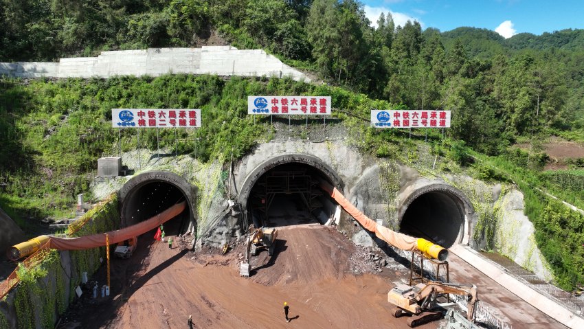中铁六局西渝高铁康渝段站前四标桃园二号隧道顺利贯通。靖博摄