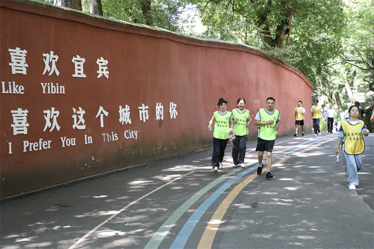 在翠屏山景区内绿道上跑步。翠屏区融媒体中心供图