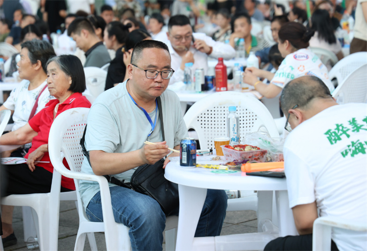 游客市民品美食。冯勋供图