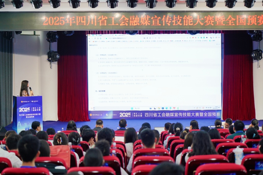 参赛选手正在自己展示作品。主办方供图