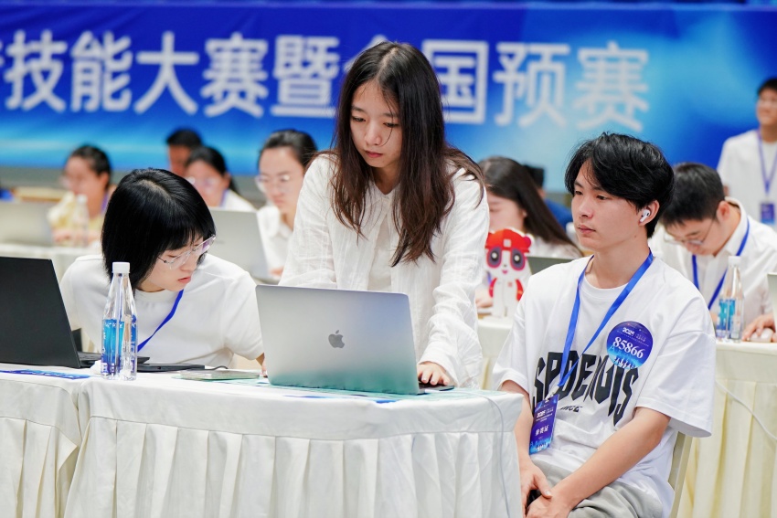 参赛选手现场阐释作品。主办方供图