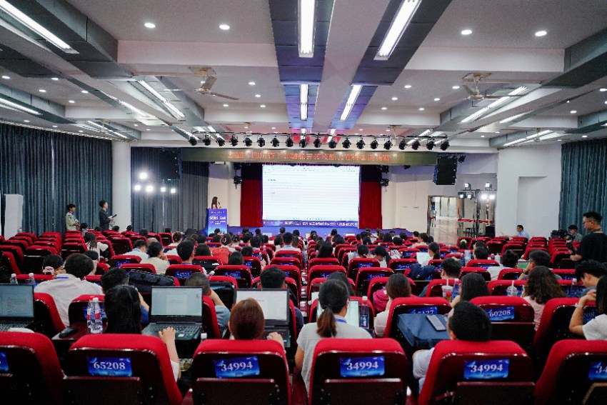 参赛选手现场阐释作品。主办方供图 