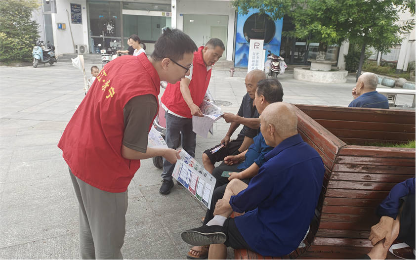 志願者向群眾分發垃圾分類宣傳手冊。溫江區永寧街道供圖
