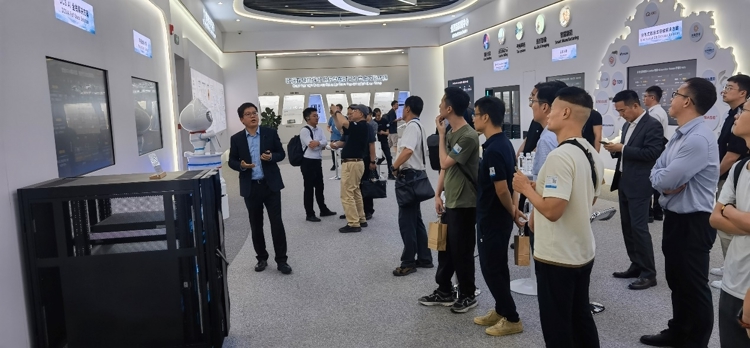 华为成都研究所存储展厅参观。主办方供图