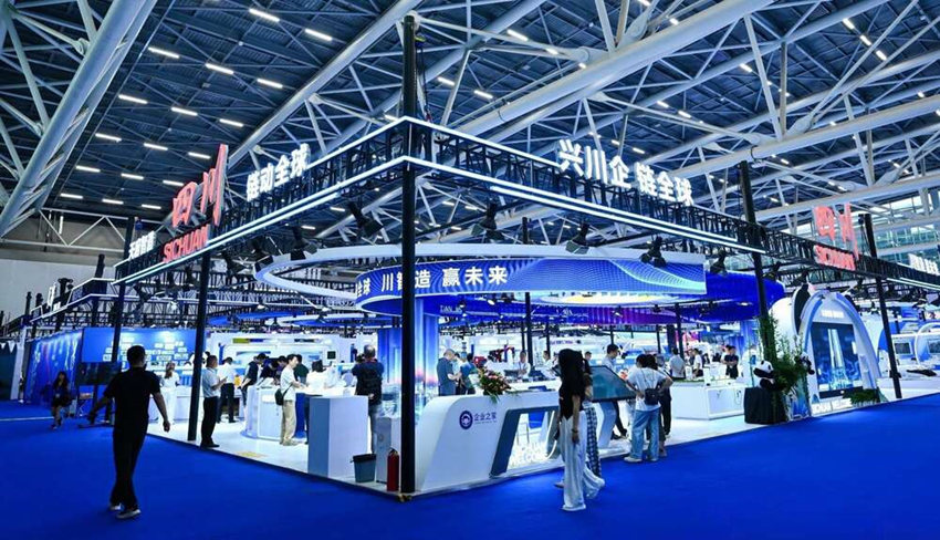 第二十届中国国际中小企业博览会四川展馆人流如织。四川省经济和信息化厅供图