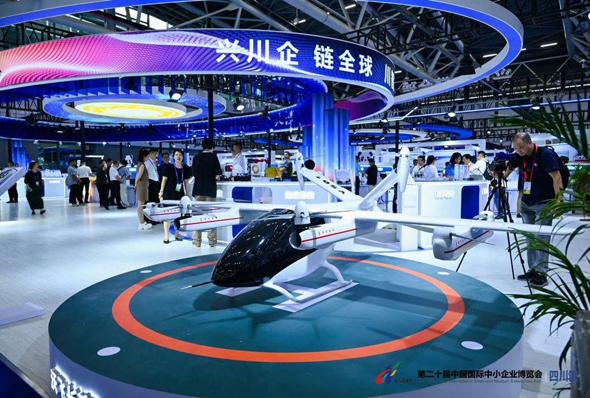 沃飞长空展示的新一代eVTOL飞行器（1：4等比例缩小）。四川省经济和信息化厅供图