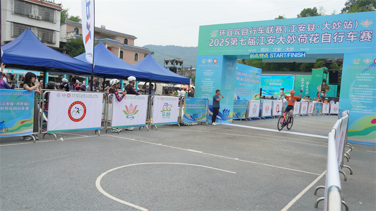 達到終點。江安縣融媒體中心供圖