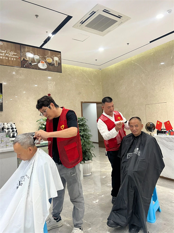 帝瑞义剪党员志愿服务队为市民理发。张静供图