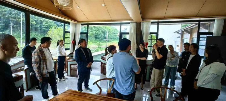 走進標杆民宿點位，實地培訓。冉金鷺供圖