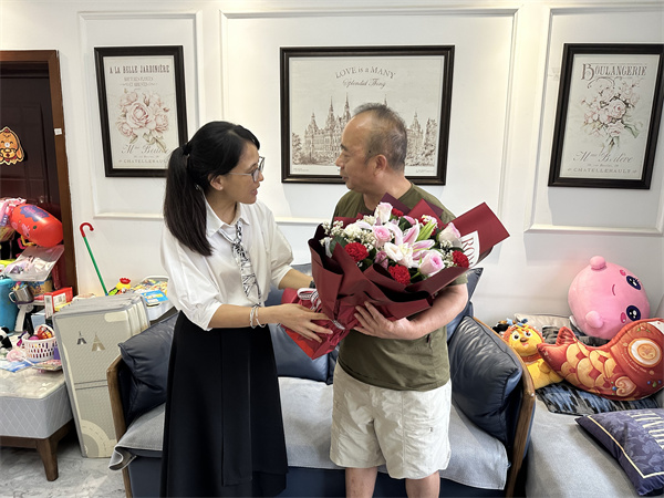 走访慰问军休干部党员。自贡市军休所供图
