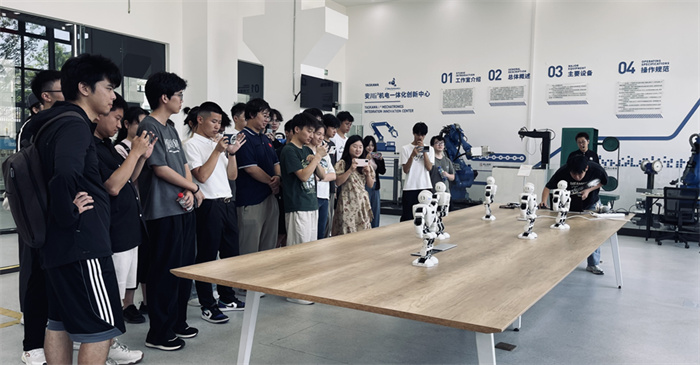 宣講團成員參觀成都機器人創新中心。主辦方供圖