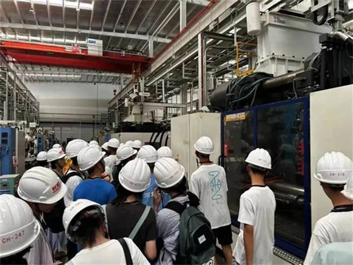 研学团参观长虹智能制造生产车间。长虹供图