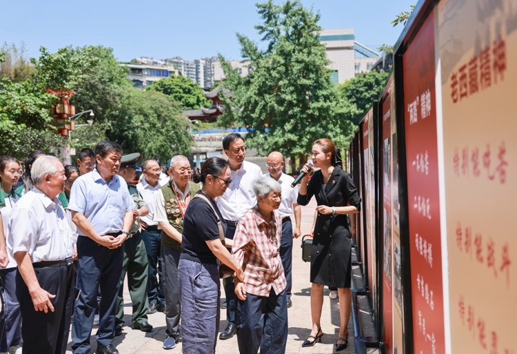 参观《从乐山出发——中国人民解放军第十八军进军西藏》图片展。乐山市融媒体中心供图