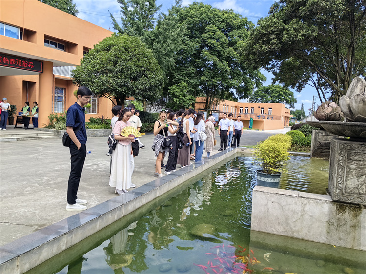 絲路生態觀察團參觀污水經過處理后喂養的觀賞魚。牛鵬鵬供圖