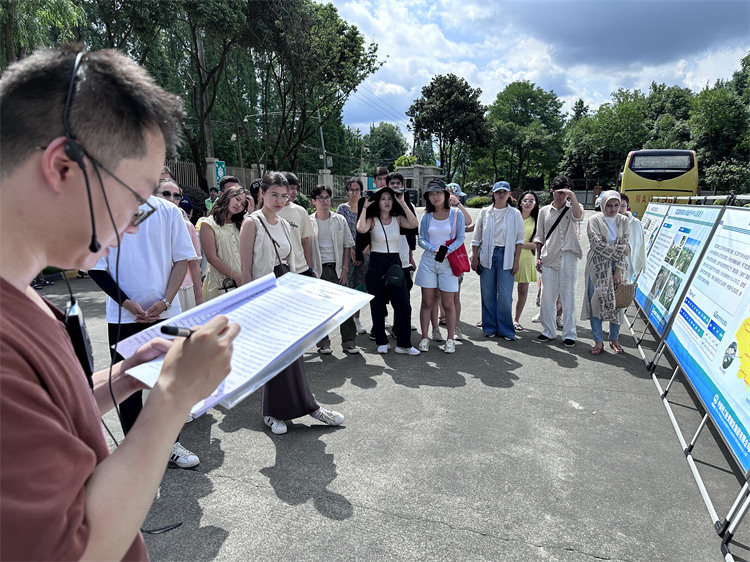 絲路生態觀察團了解污水處理廠情況。牛鵬鵬供圖