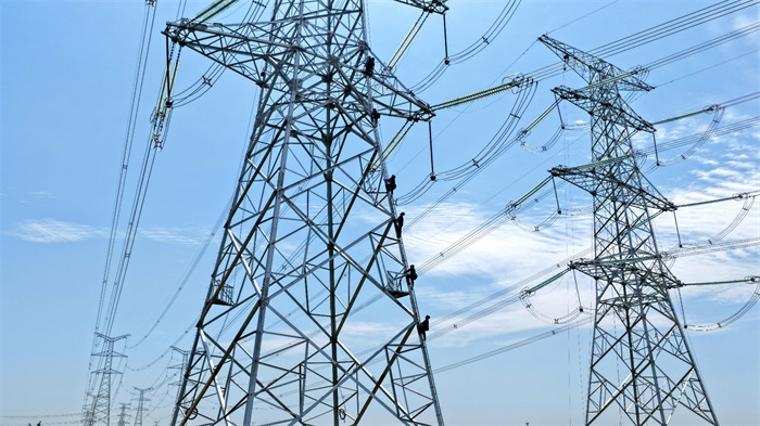國網成都供電公司員工登塔驗收成都邛崍500千伏輸變電工程輸電線路。陳翔攝