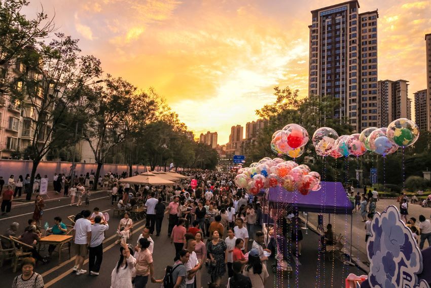 藍花楹綻放催生“賞花經濟”引熱潮。東坡區融媒體中心供圖