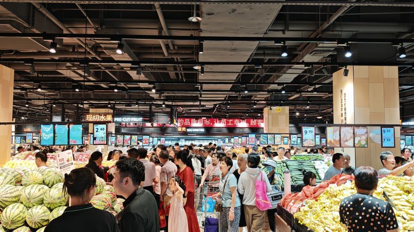 学习“胖东来模式”后的眉山万达永辉超市，生意火爆。东坡区融媒体中心供图