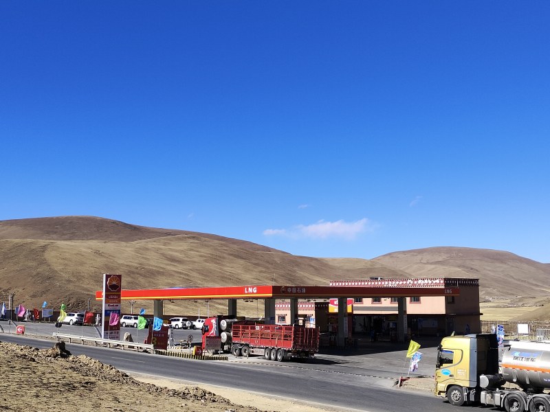 中国石油四川甘孜销售分公司红龙综合能源站，海拔4200米，提供加油、加气、充电等服务。邓雪娇摄