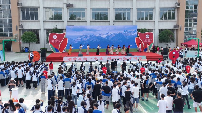 民族舞蹈社演繹《打牆舞》。葉莎攝