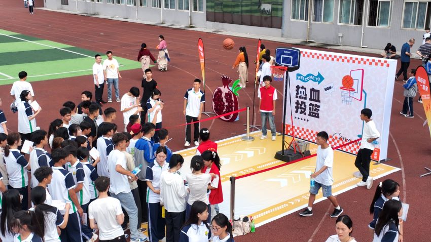 学生积极参加趣味运动。叶莎摄