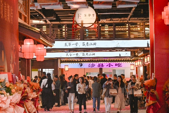 东华里美食街区。陈静供图
