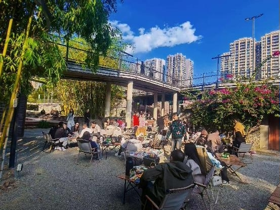 市民喝坝坝茶。陈静供图