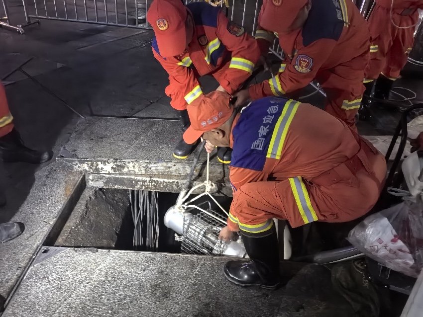 排水现场。四川省应急管理厅供图