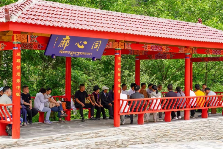 村民在同心廣場開展壩壩會。黑水縣融媒體中心供圖