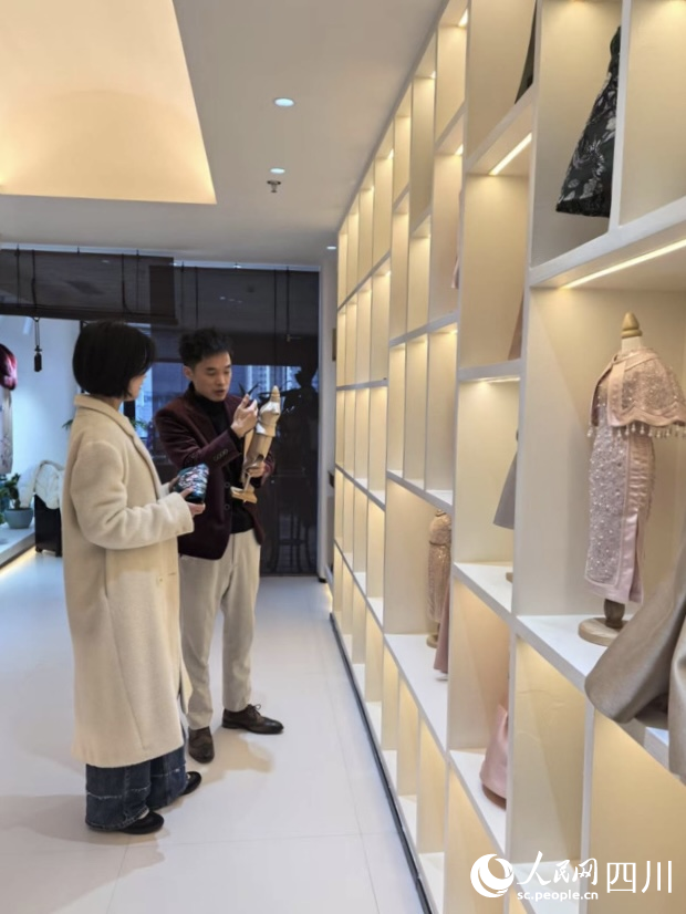 “媽媽咪呀”定制旗袍體驗店。人民網 薛育建攝