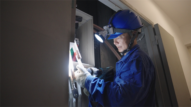 7月4日，國網成都市高新供電公司工作人員在龍湖世紀峰景小區開展故障搶修，為小區居民恢復供電。國網成都供電公司供圖